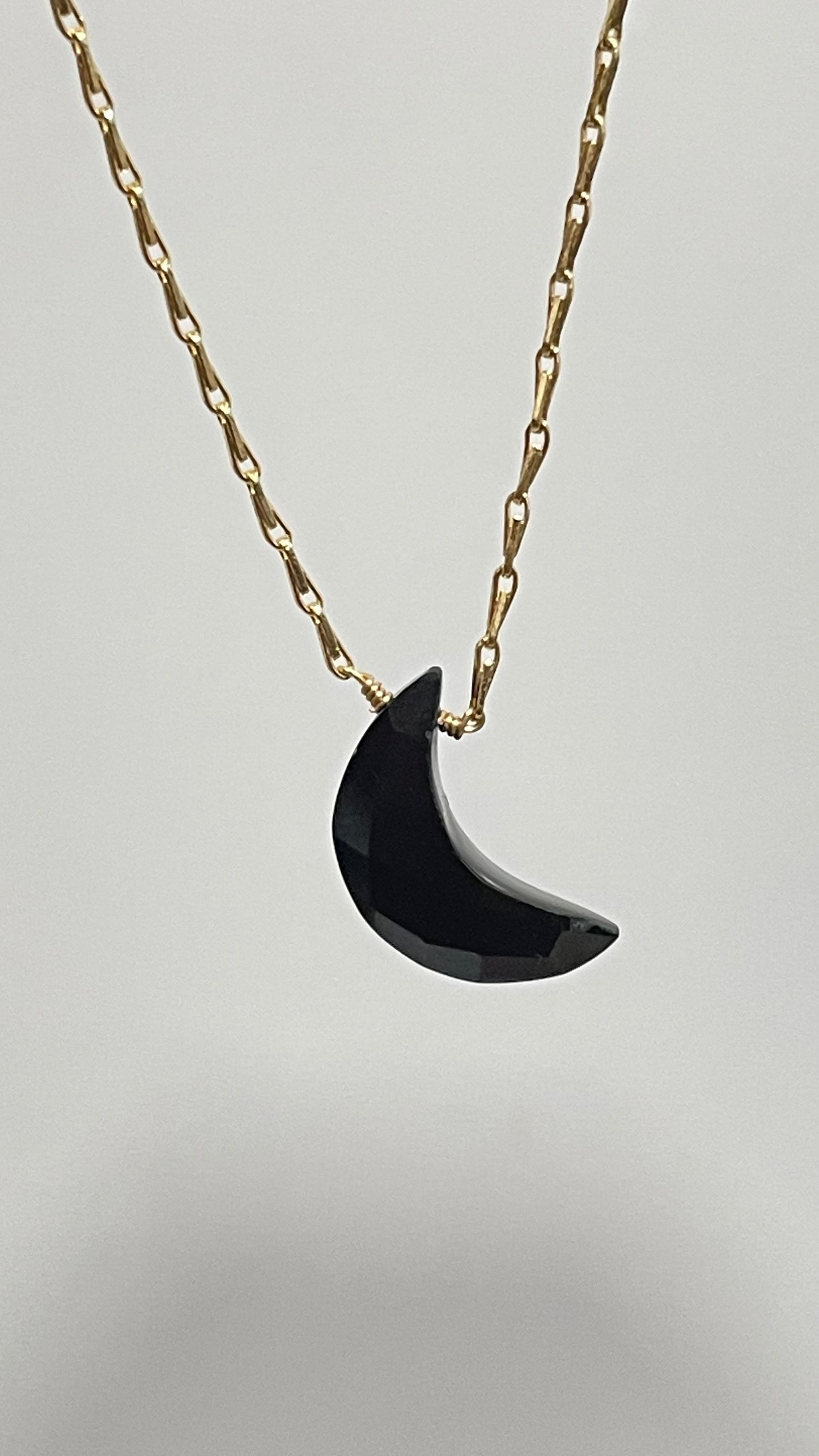 Collar Luna de Obsidiana Facetada -Temporada de Brujas-