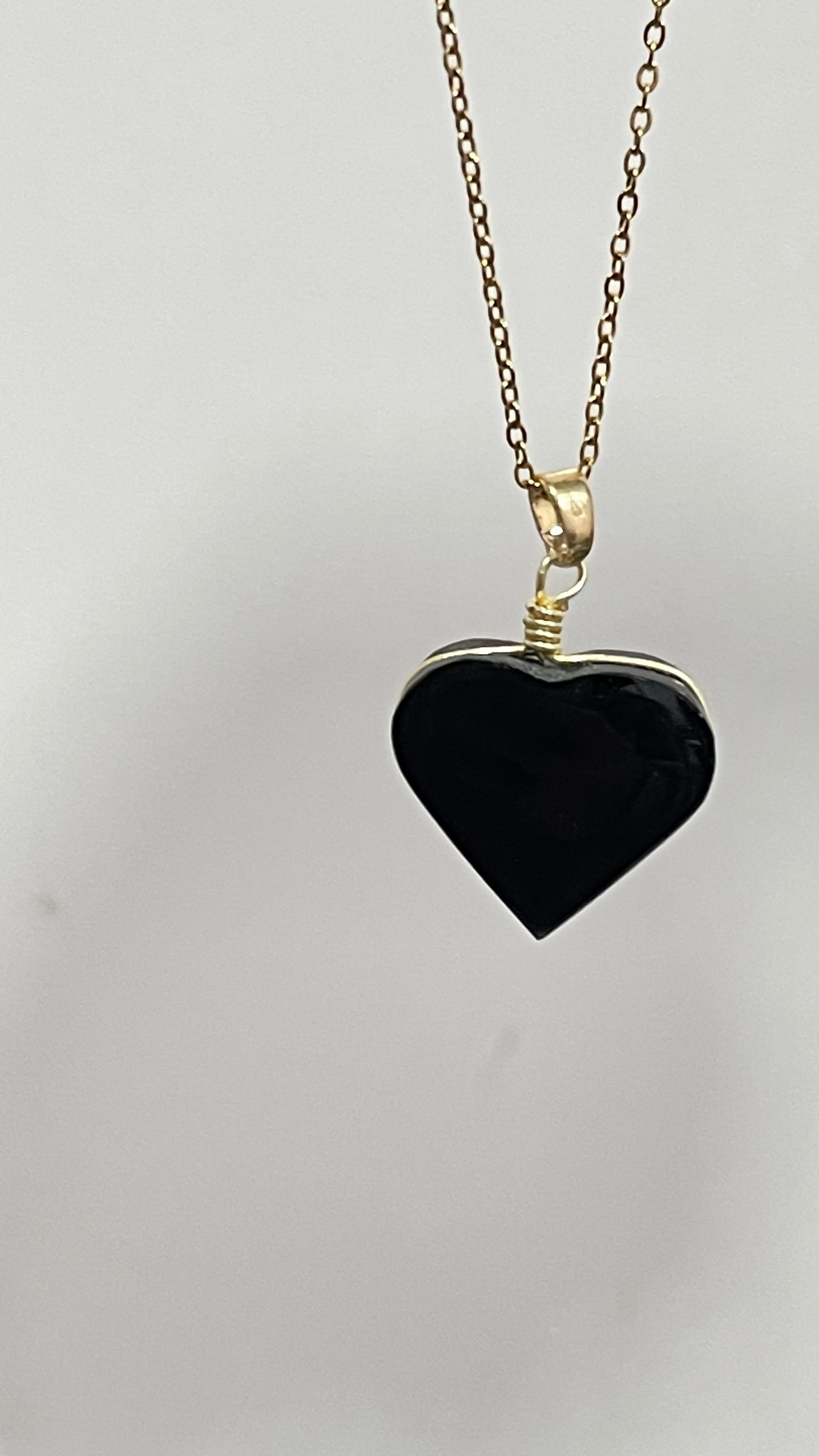 Collar Corazón Ranurado de Obsidiana -Temporada de Brujas-