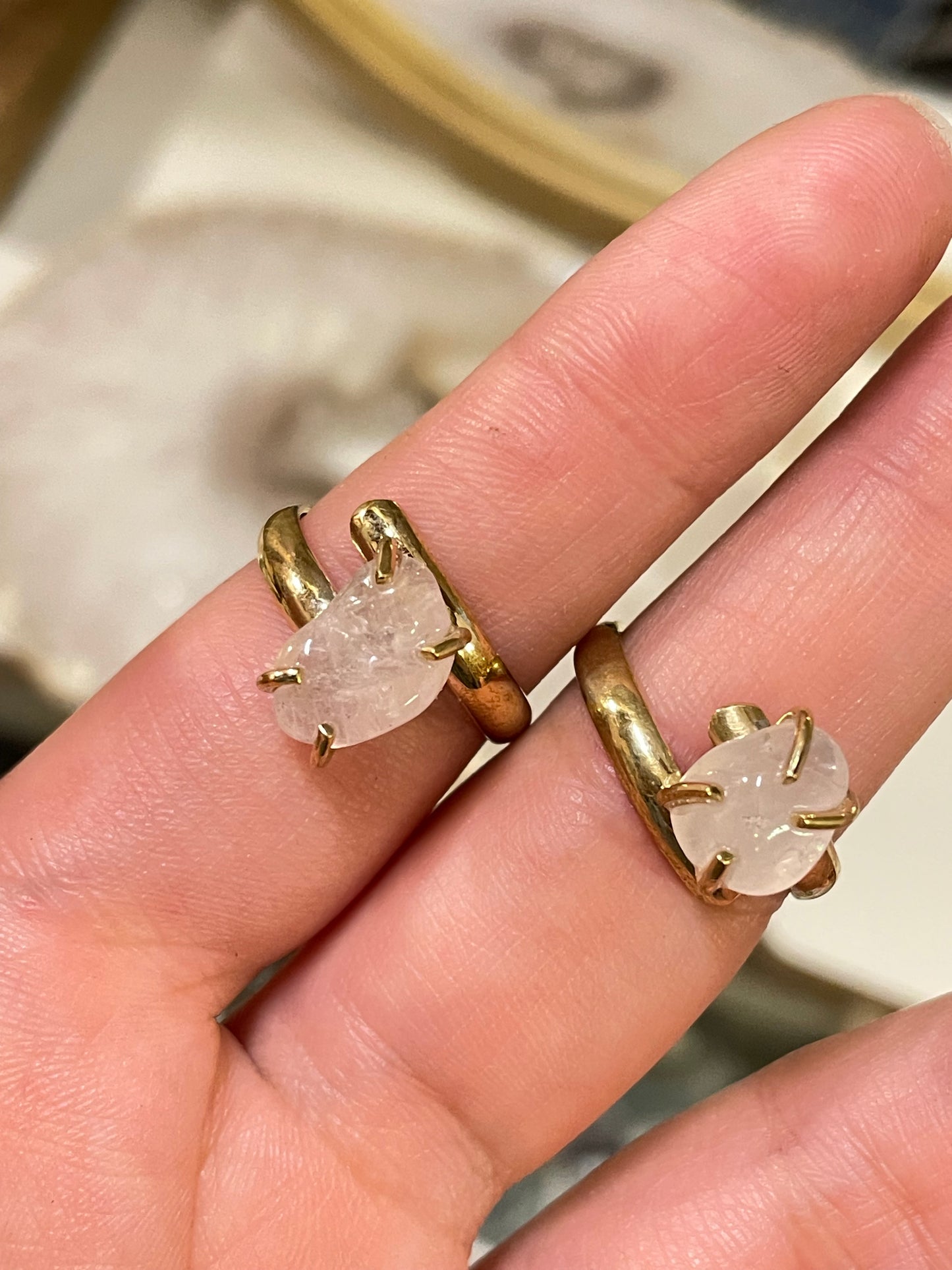 Anillo Cuarzo Rosa Garras Dorado