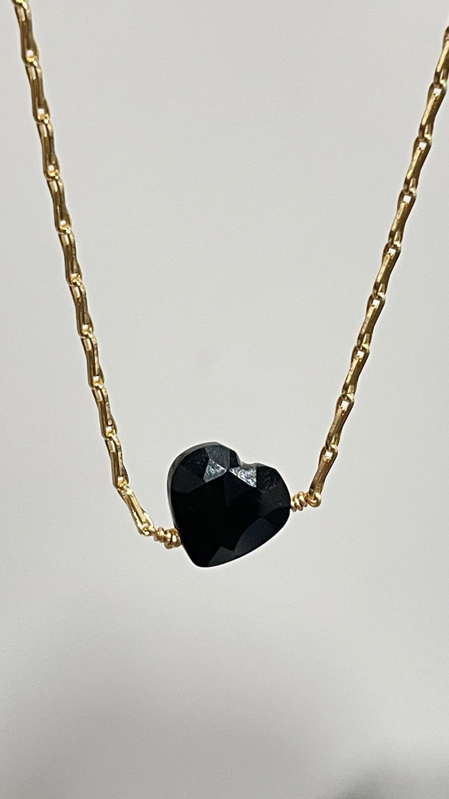 Collar Corazón Transversal de Obsidiana Facetada -Temporada de Brujas-