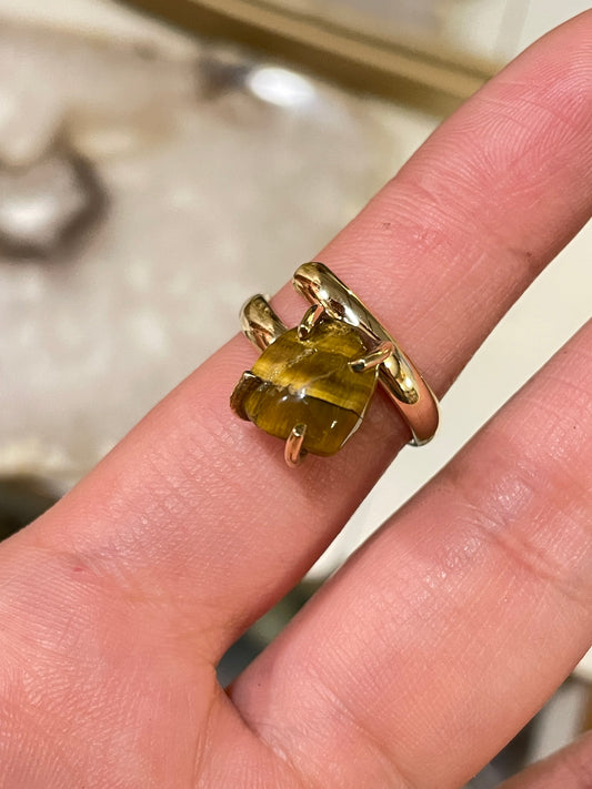 Anillo Ojo de Tigre Garras Dorado