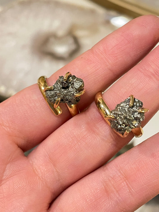 Anillo Pirita Garras Dorado