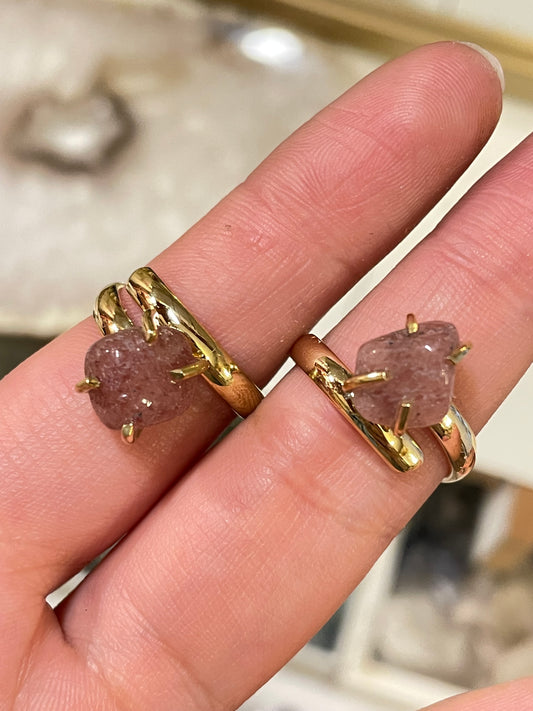 Anillo Cuarzo Fresa Garras Dorado