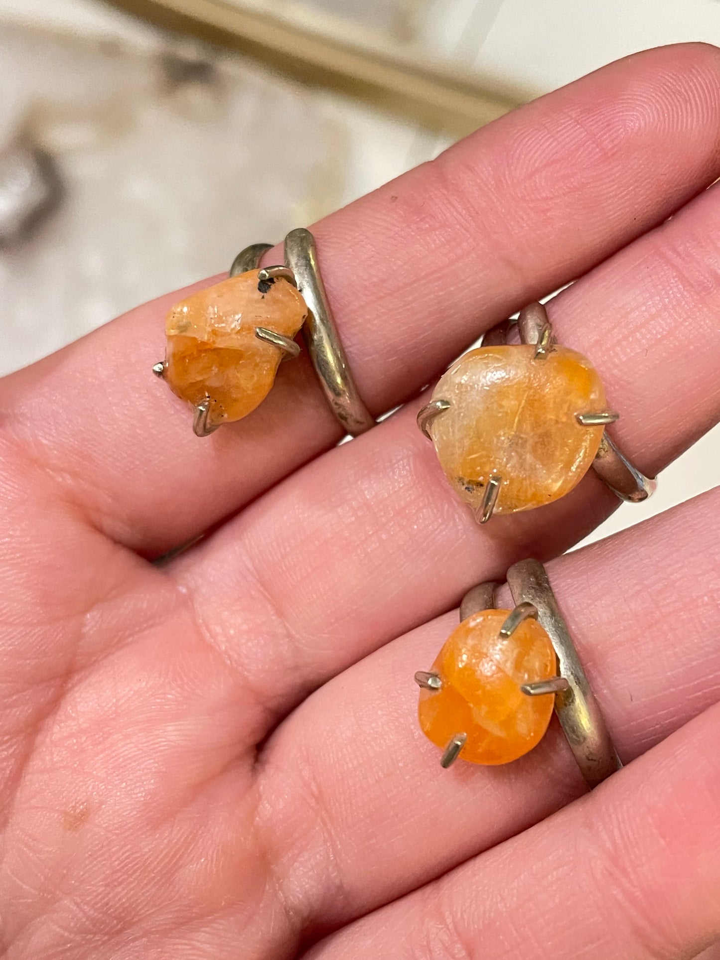 Anillo Calcita Naranja Garras Plateado