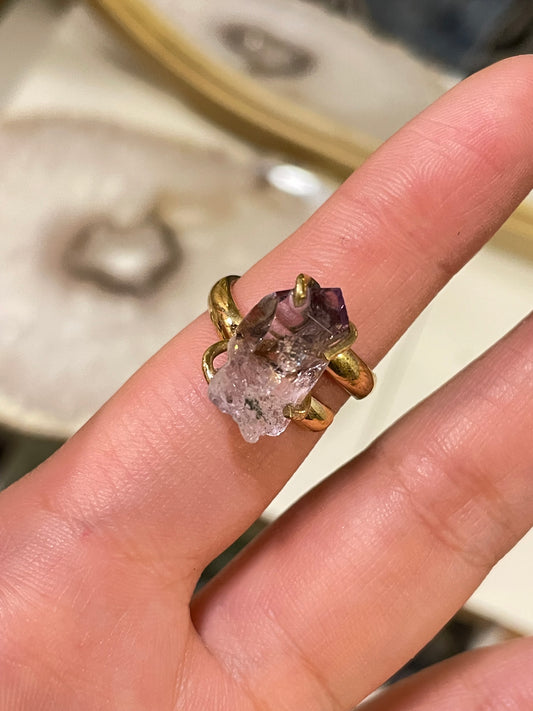 Anillo Punta de Amatista Cristal Garras Dorado