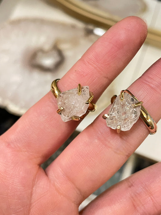 Anillo Herkimer Garras Dorado
