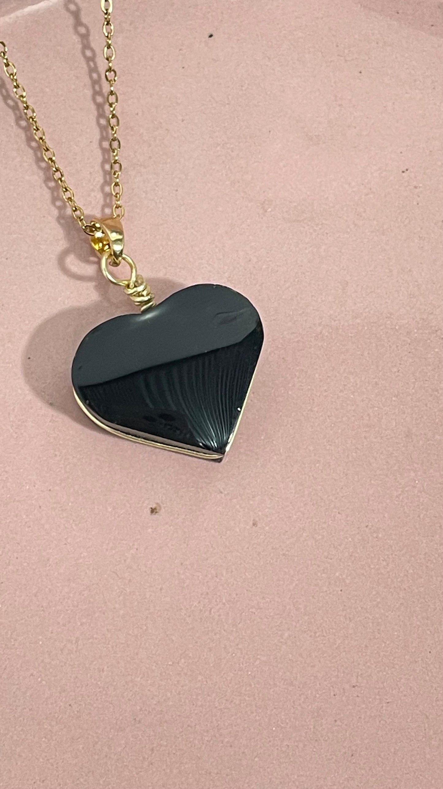 Collar Corazón Ranurado de Obsidiana -Temporada de Brujas-