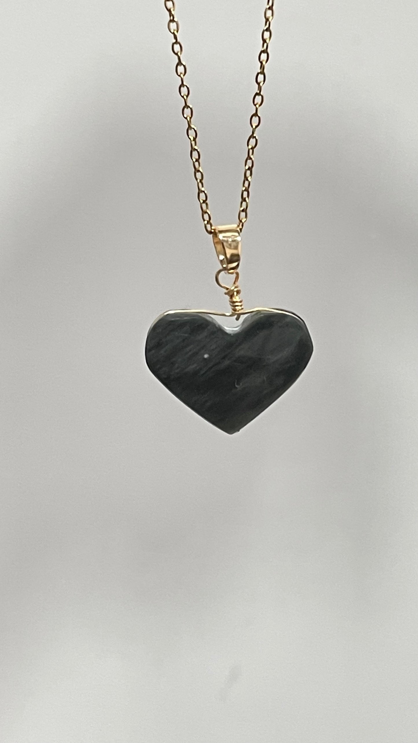 Collar Corazón Ranurado de Obsidiana Trapiche -Temporada de Brujas-
